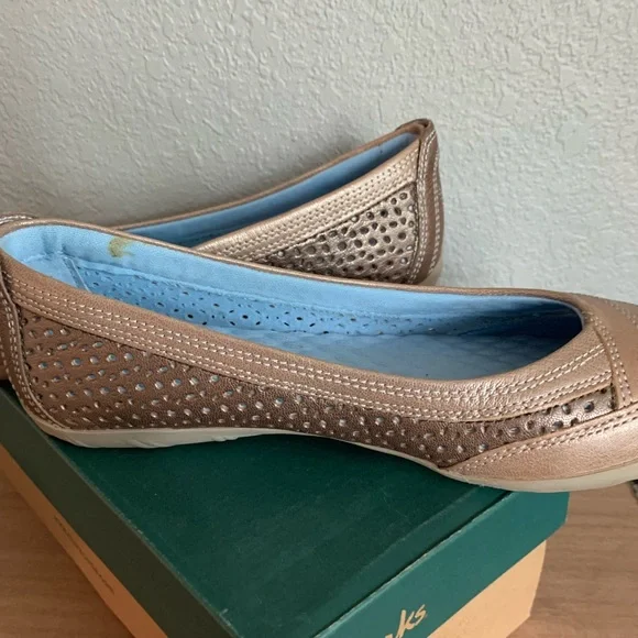 Clarks Women's Tan and Brown Flats Orbit Flight size 9.5 - Picture 6 of 9